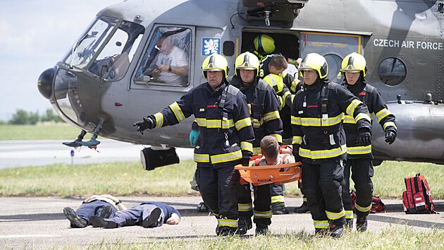 Pi simulovan nehod ve Kbelch vojent hasii odn rann. Ped vrtulnkem jsou i dva mrtv.