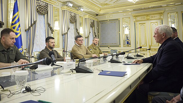 Jednn ukrajinskho prezidenta Zelenskho s bvalm vicepreizdentem Mikem Pencem v Kyjev (29. ervna 2023)