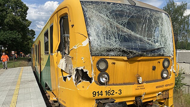 Ve Stri nad Nisou narazil vlak do nkladnho auta pevejcho bagr. (21. ervna 2023)