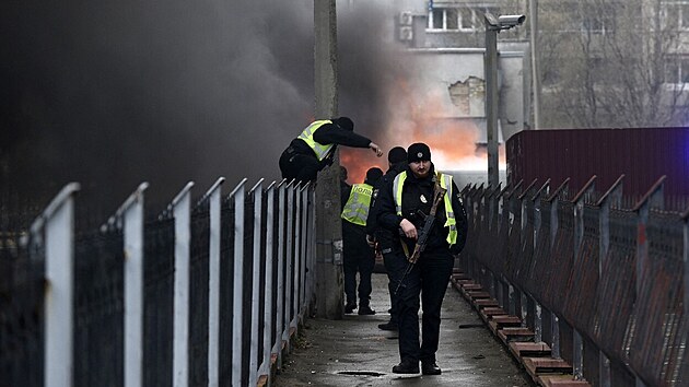 Ukrajintí policisté u poáru zpsobeného ruskými údery v Kyjev (9. bezna...