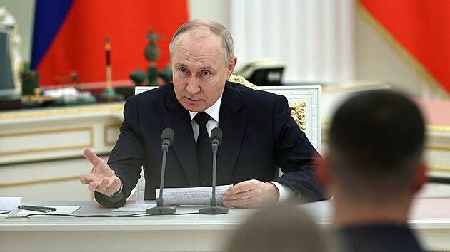 Rusk prezident Vladimir Putin na setkn s vojky na kremelskm nmst v Moskv uctil minutou ticha piloty, kte zahynuli o vkendu ve snaze zastavit taen rusk Wagnerovy soukrom vojensk spolenosti. (27. ervna 2023)
