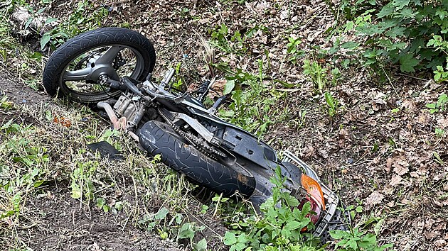 Motork s nezletilou spolujezdkyn se dopoledne u obce Rudn v Praze-zpad srazil s dodvkou, dvka nehodu nepeila. (27. ervna 2023)