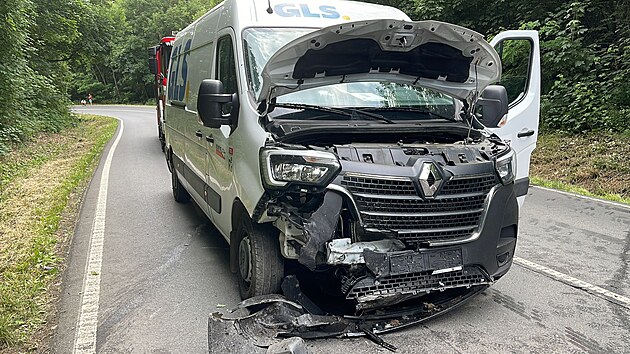 Motork s nezletilou spolujezdkyn se dopoledne u obce Rudn v Praze-zpad srazil s dodvkou, dvka nehodu nepeila. (27. ervna 2023)
