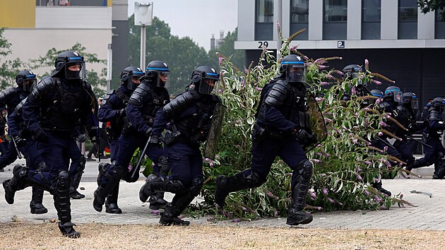 Francouzsk policie zasahuje v Nanterre, kde se konala pietn akce vzpomnajc na zastelenho Nahela M. Mladho mue zabil policista pi dopravn kontrole. (29. ervna 2023)