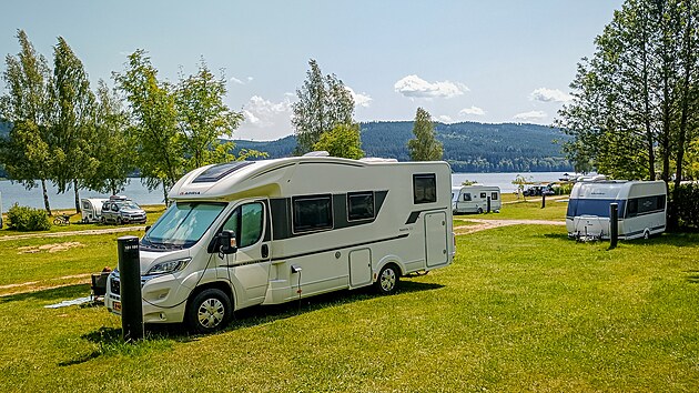 Kemp Mod��n v Lipn� nad Vltavou nab�z� m�sta pro karavany.