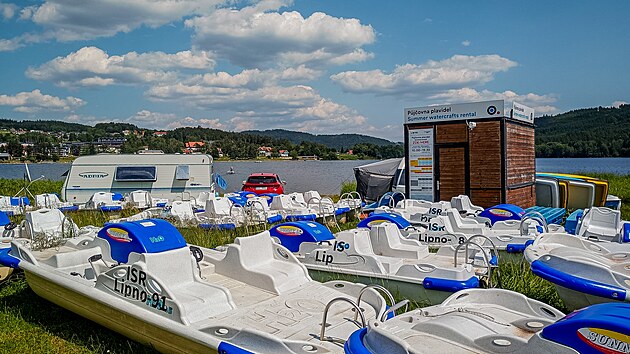 Kemp Mod��n v Lipn� nad Vltavou nab�z� i p�j�ovnu plavidel.