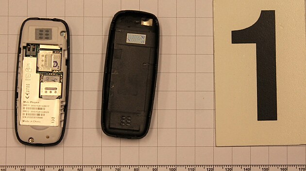 Miniaturn mobiln telefon, kter vze ve Valdicch ukrval v konenku.