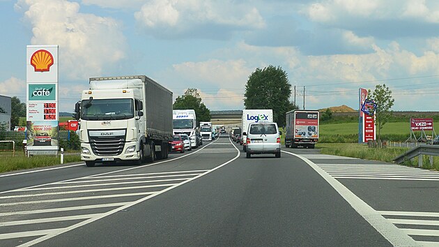 Silnice I/35 pat�� po d�lnici D1 k nejzat�en�j�� p�te�n� komunikaci mezi �echami a Moravou. Intenzita dopravy p�esahuje hranici 20 tis�c aut za den.