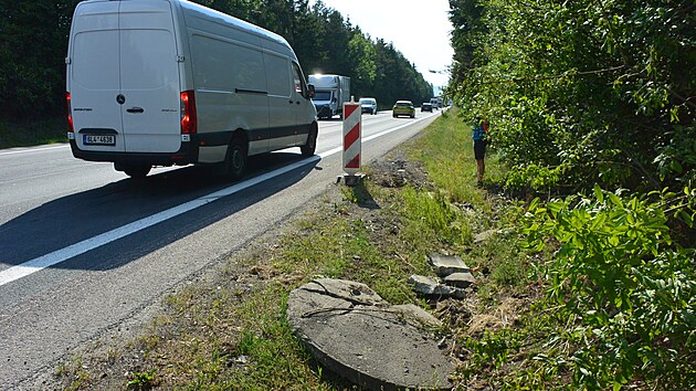 Po narzu odltl o nkolik metr i betonov kanalizan poklop.