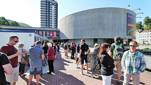 Zah�jen� prodeje vstupenek na projekce 57. ro�n�ku Mezin�rodn�ho filmov�ho festivalu Karlovy Vary. N�kte�� nad�enci �ekali na otev�en� pokladen i �ty�iadvacet hodin.