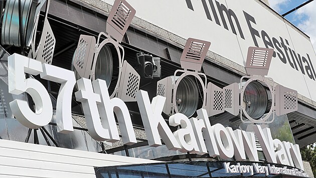 Posledn� p��pravy ve m�st� p�ed zah�jen�m 57. ro�n�ku Mezin�rodn�ho filmov�ho festivalu Karlovy Vary.