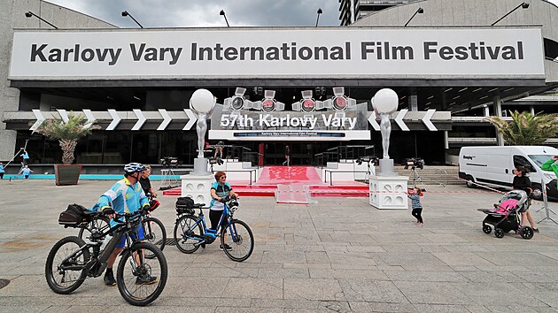 Posledn� p��pravy ve m�st� p�ed zah�jen�m 57. ro�n�ku Mezin�rodn�ho filmov�ho festivalu Karlovy Vary.