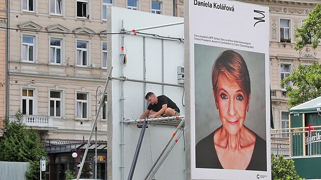 Posledn� p��pravy ve m�st� p�ed zah�jen�m 57. ro�n�ku Mezin�rodn�ho filmov�ho festivalu Karlovy Vary.