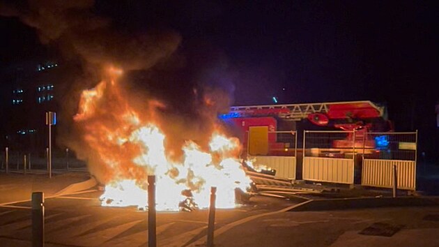 Protestujc ve francouzskm Nanterre se stetli s polici. Zapalovali odpadkov koe i budovy (27. ervna 2023)