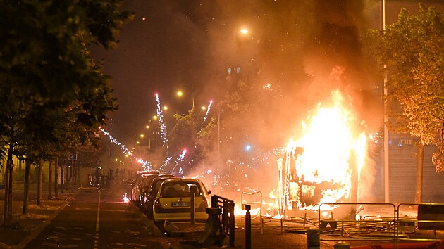 Protestujc ve francouzskm Nanterre se stetli s polici. Zapalovali odpadkov koe i budovy (27. ervna 2023)