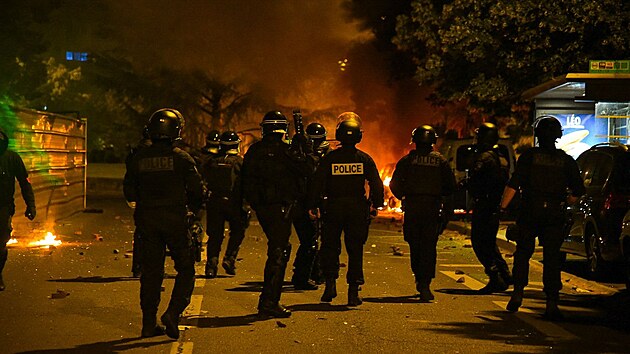 Protestujc ve francouzskm Nanterre se stetli s polici. Zapalovali odpadkov koe i budovy (28. ervna 2023)