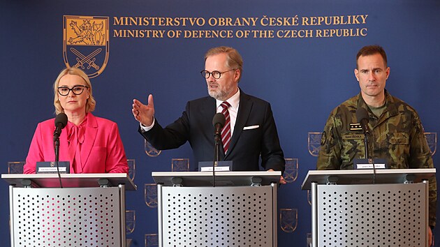 Ministryn obrany Jana ernochov, pedseda vldy Petr Fiala (uprosted) a nelnk generlnho tbu Karel ehka (vpravo) na konferenci ministerstva obrany a Armdy R. (27. ervna 2023)