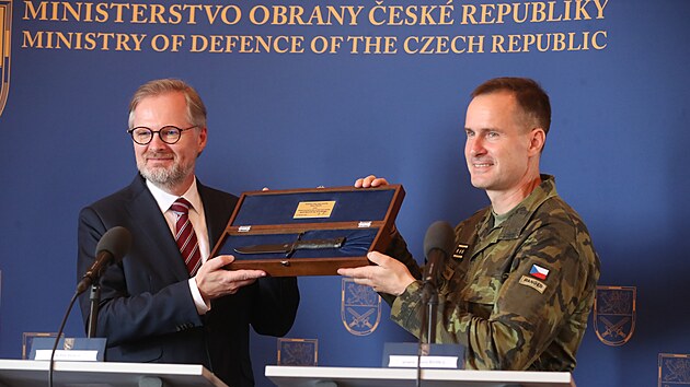 Pedseda vldy Petr Fiala (vlevo) a nelnk generlnho tbu Karel ehka (vpravo) na konferenci ministerstva obrany a Armdy R. (27. ervna 2023)