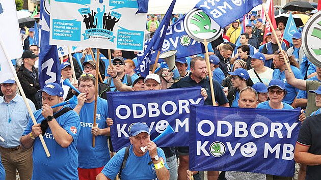 Na demonstraci proti vldnmu konsolidanmu balku do Ostravy na nmst Jiho z Podbrad dorazilo nkolik stovek odbor.