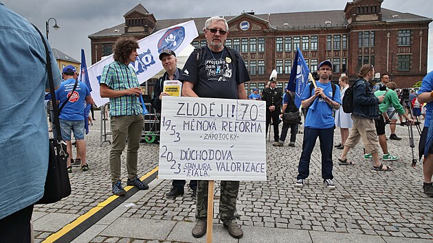 Na demonstraci proti vldnmu konsolidanmu balku do Ostravy na nmst Jiho z Podbrad dorazilo nkolik stovek odbor.