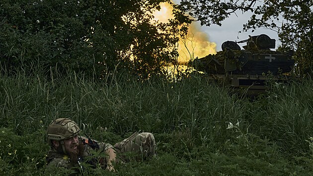 Ukrajinsk vojk na frontov linii pobl Bachmutu (17. ervna 2023)