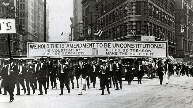 Prvod antiprohibicionist v New Yorku v roce 1922. Protestujc kritizovali zkaz alkoholu jako zsah do stednho aspektu mstskho ivota.