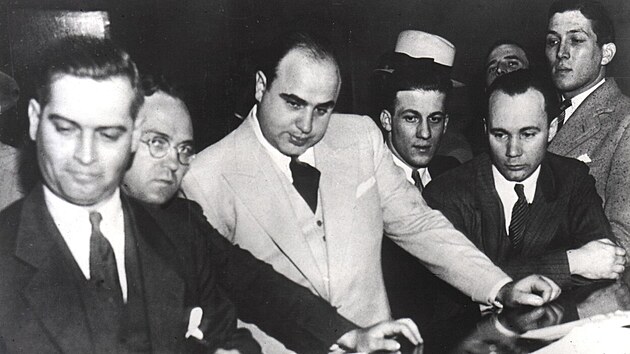 Al Capone podepisuje kauci strce Sama - za poruen prohibinch zkon. (7. ervna 1931)