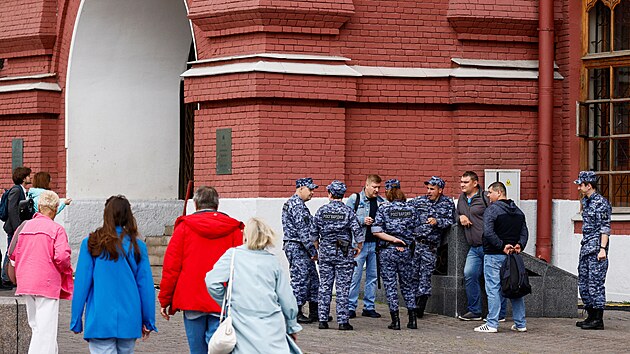 Rud nmst v Moskv je uzaven a pod dohledem policist. (24. ervna 2023)