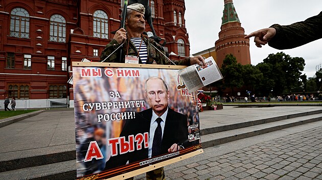 Rud nmst v Moskv je uzaven a pod dohledem policist. V jeho blzkosti se schz pr civilist podporujcch Vladimira Putina. (24. ervna 2023)