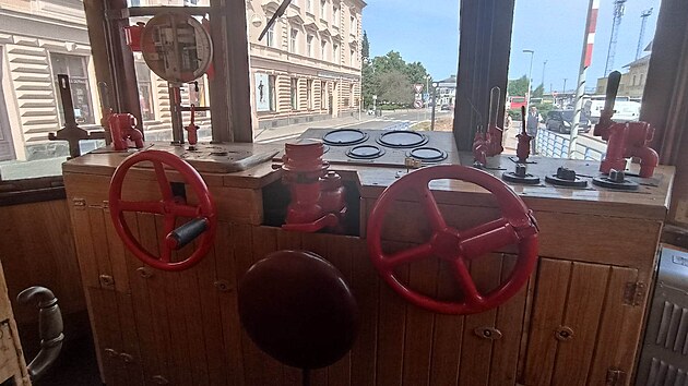 Zvl�tn� vlak veden� historick�m elektrick�m vozem Elinka ze sb�rek N�rodn�ho technick�ho muzea vyrazil k oslav�m 120 let trat� T�bor-Bechyn�.