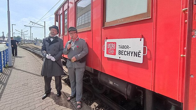 Zvl�tn� vlak veden� historick�m elektrick�m vozem Elinka ze sb�rek N�rodn�ho technick�ho muzea vyrazil k oslav�m 120 let trat� T�bor-Bechyn�. N�kte�� cestuj�c� jeli v dobov�ch kost�mech.