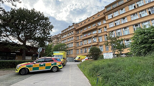Ve Fakultn nemocnici Bulovka se ztil do achty vtah pln lidi. Zasahujc hasii jich 13 vyprostili. Jednoho vn zrannho pevzala prask zchrann sluba. (25. ervna 2023)