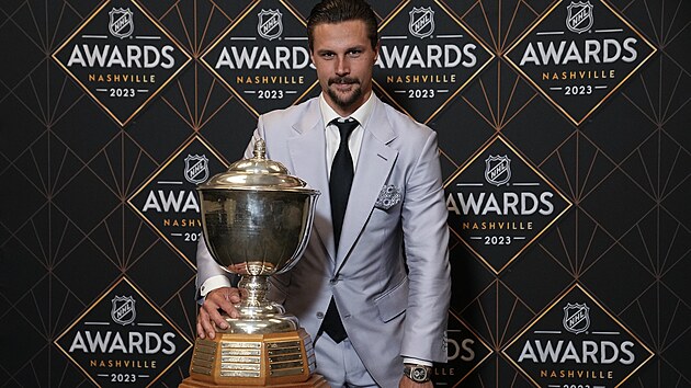 Erik Karlsson ze San Jose s Norris Trophy  pro nejlepho obrnce NHL.