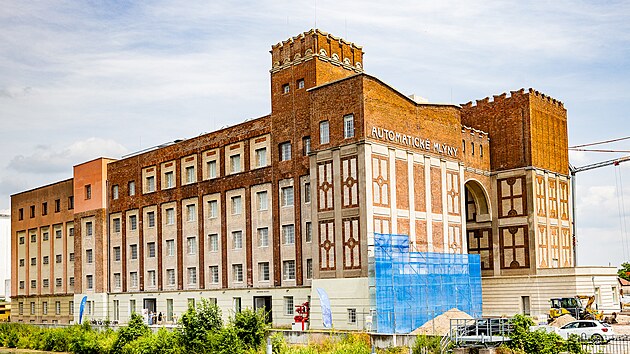 Pro bratry Winternitzovy projektoval cel� are�l za��naj�c� architekt p�vodem z Pardubicka Josef Go��r. Te� nese galerie jeho jm�no.