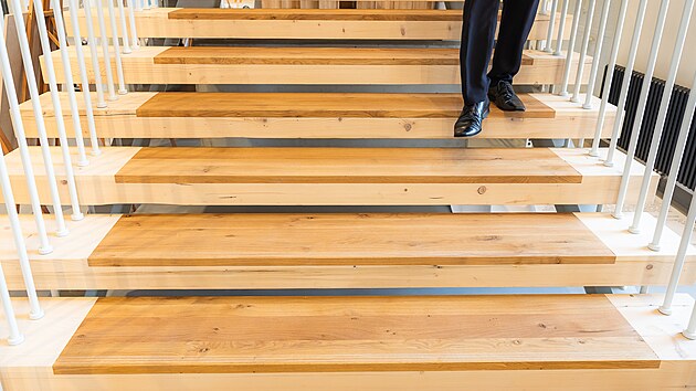 Schody na hlavn�m schodi�ti vznikly z tr�m�, kter� p�i oprav� za�aly p�eb�vat. N�lapy jsou dubov�.