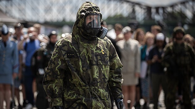 Oblek proti radiaci i maskovací stejnokroj Hejkal. Armáda předvedla výstroj