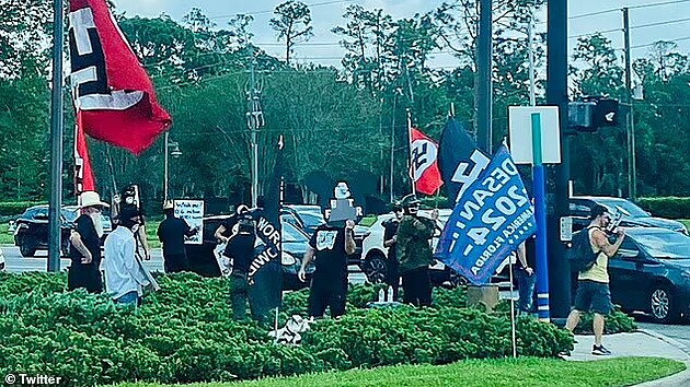 ��d �ern�ho slunce protestoval u vstupu do ikonick�ho sv�ta Walta Disneyho v Orlandu na Florid�. (25. �ervna 2023)