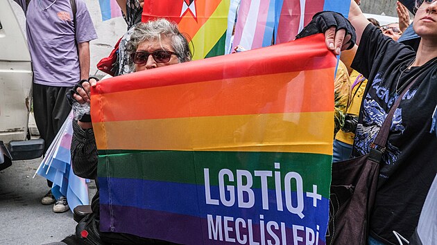 Tureck policie po kadoronm istanbulskm pochodu hrdosti komunity LGBT+ zadrela nejmn 50 lid. (25. ervna 2023)