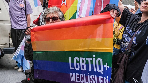 Tureck� policie po ka�doro�n�m istanbulsk�m pochodu hrdosti komunity LGBT+ zadr�ela nejm�n� 50 lid�. (25. �ervna 2023)