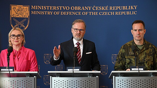 Premir Petr Fiala pi bilann konferenci ministerstva obrany s ministryn Janou ernochovou a nelnkem generlnho tbu Karlem ehkou. (27. ervna 2023)