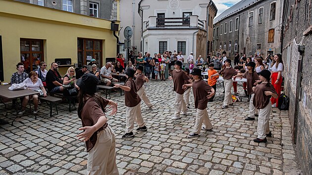 Akce M욝ansk� pivovar �ije! spojila komentovan� prohl�dky n�kdej��ho pivovaru s muzikou a vystoupen�m d�t�. (25. �ervna 2023)