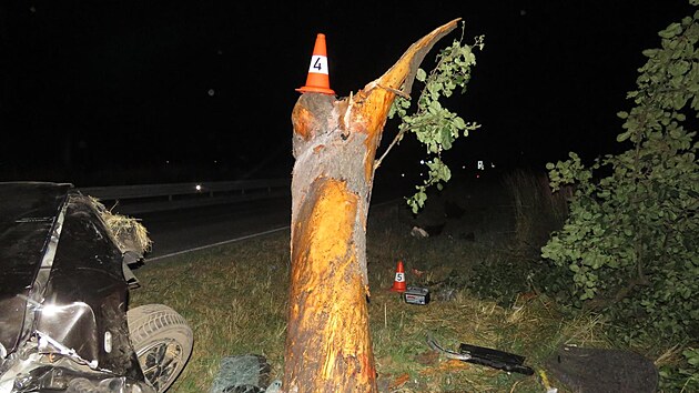 Osobn auto v Novm Bydov narazilo do stromu, spolujezdec zemel. (25. ervna 2023)