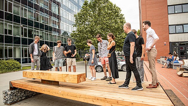 L�vka Hranolky na otev�en� v�stavy p�ed pra�skou fakultou architektury. Bude p�ekon�vat ���ku Pudlavu, nab�dne v�hled na vodop�d a druhou stranou se obrac� sm�rem do Labsk�ho dolu. (20. kv�tna 2023)