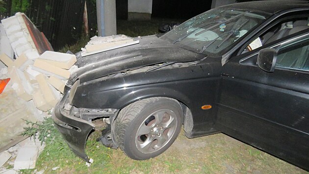 V Libicch bouralo osobn auto znaky Jaguar S Type. Policie provuje, zda se to stalo kvli honice s dalm vozem.  (20. ervna 2023)