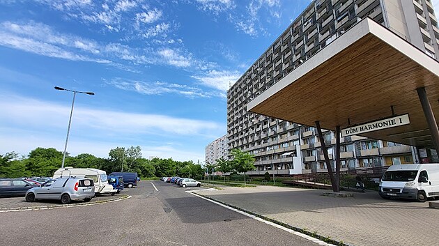 Bytov� d�m m� vyr�st na m�st� vzrostl� n�letov� zelen� vedle parkovi�t� u bytov�ho domu Harmonie I v Hradci Kr�lov�.