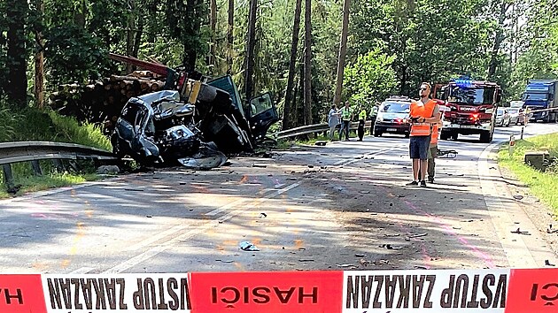 Tragick� nehoda na Plze�sku. �idi� osobn�ho auta zem�el po st�etu s n�kladn�m. (22. 6. 2023)
