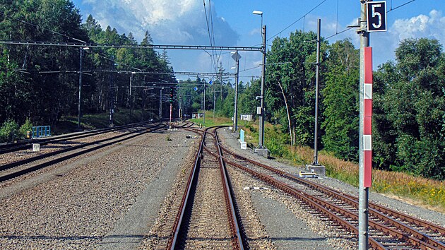 Na chebskm zhlav stanice Povany se Bezdruick loklka odpojuje od hlavn trat.
