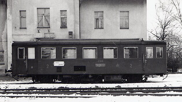 Motorov� v�z M131.1152 ve stanici ��slav m�stn� n�dra�� (5. �nora 1978). Dostal se n�kdy n�jak� motor�k tak� na mo�ovickou tra�? GPS: 49.9155461N, 15.3960069E