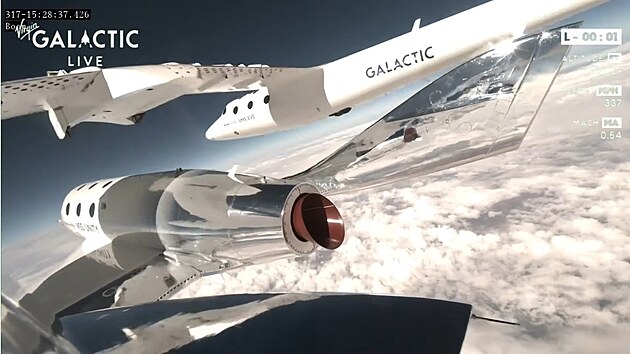 Okamik odpojen raketovho letounu VSS Unity od mateskho stroje VMS Eve pi misi Galactic 01.