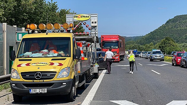 Na 26. kilometru dlnice D5 ve smru na Plze se stala vn dopravn nehoda, kdy vozidlo srazilo pracovnka silni. (24. ervna 2023)